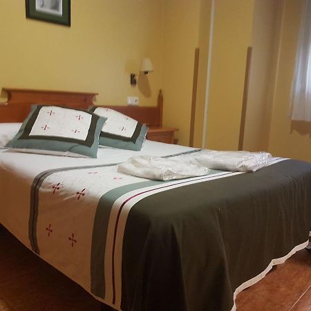 Hostal Los Nogales カンガス・デル・ナルセア エクステリア 写真